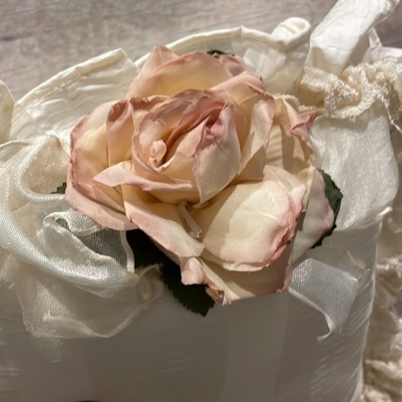 Patch potpourri ivory white satin lace pillow with rose detail - Picture 3 of 7